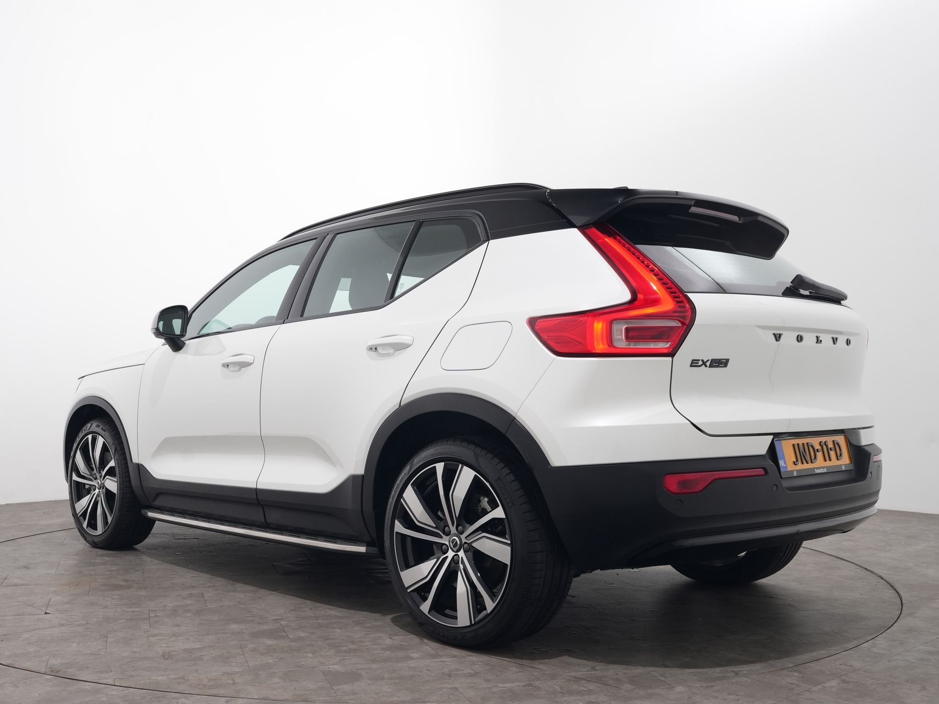 Volvo EX40 SINGLE MOTOR PLUS BLACK EDITION 70 KWH 100% SOH |, Automaat, Gebruikt, Zwart, Origineel Nederlands