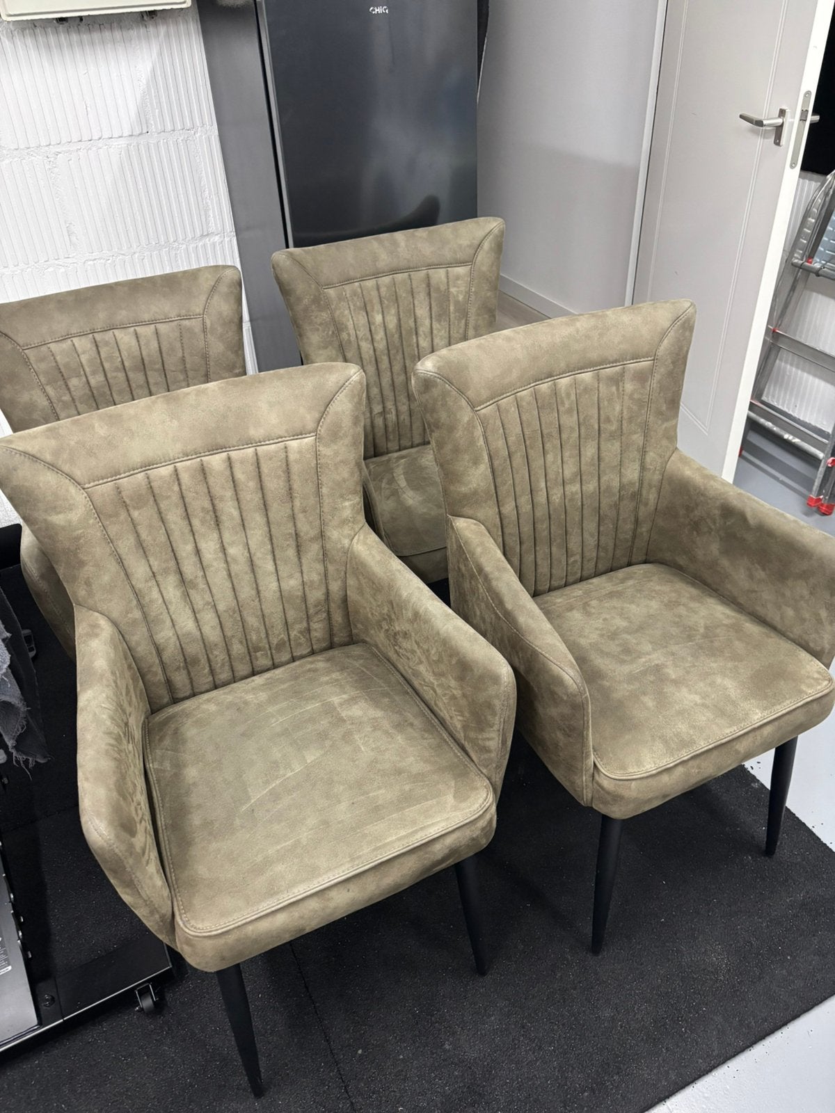 4 olijfgroene eetkamerstoelen met armleuningen | zwart staal, Huis en Inrichting, Ophalen, Gebruikt, Overige kleuren, Vier