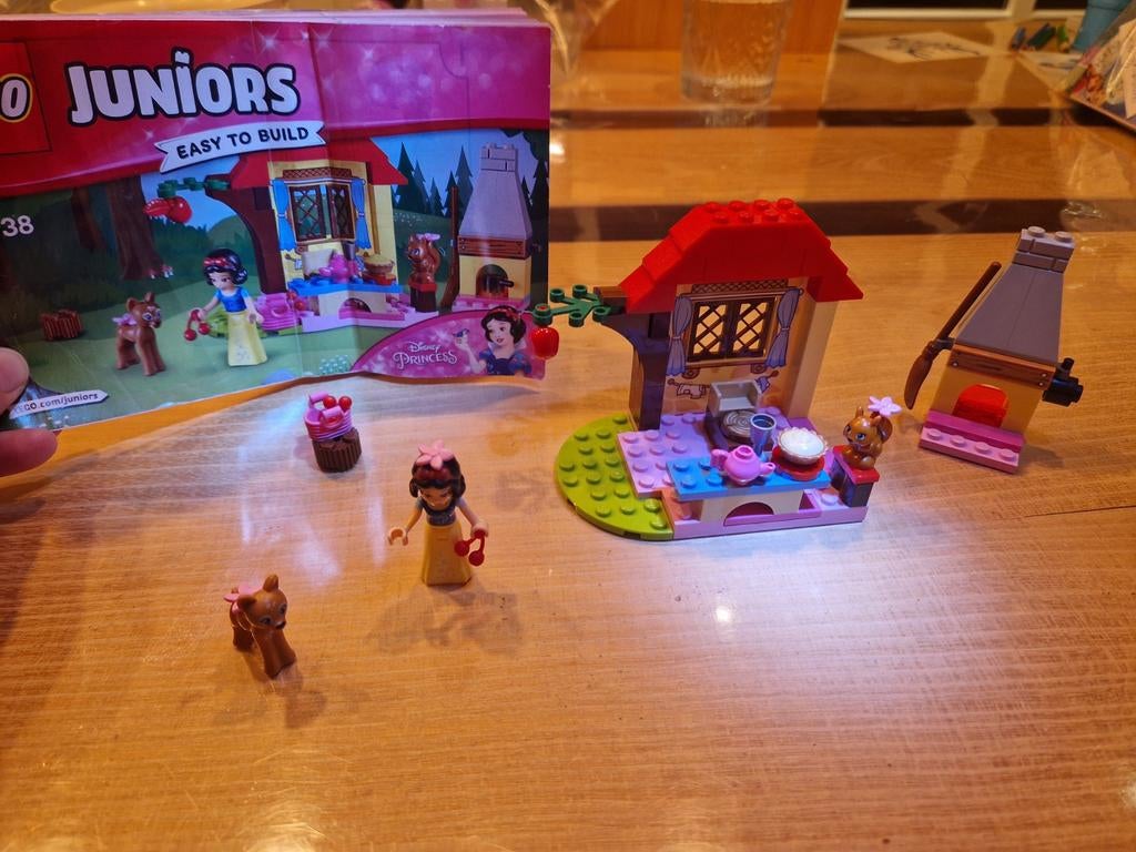LEGO Juniors 10738 Sneeuwwitje, Kinderen en Baby's, Speelgoed | Duplo en Lego, Ophalen of Verzenden, Zo goed als nieuw, Complete set