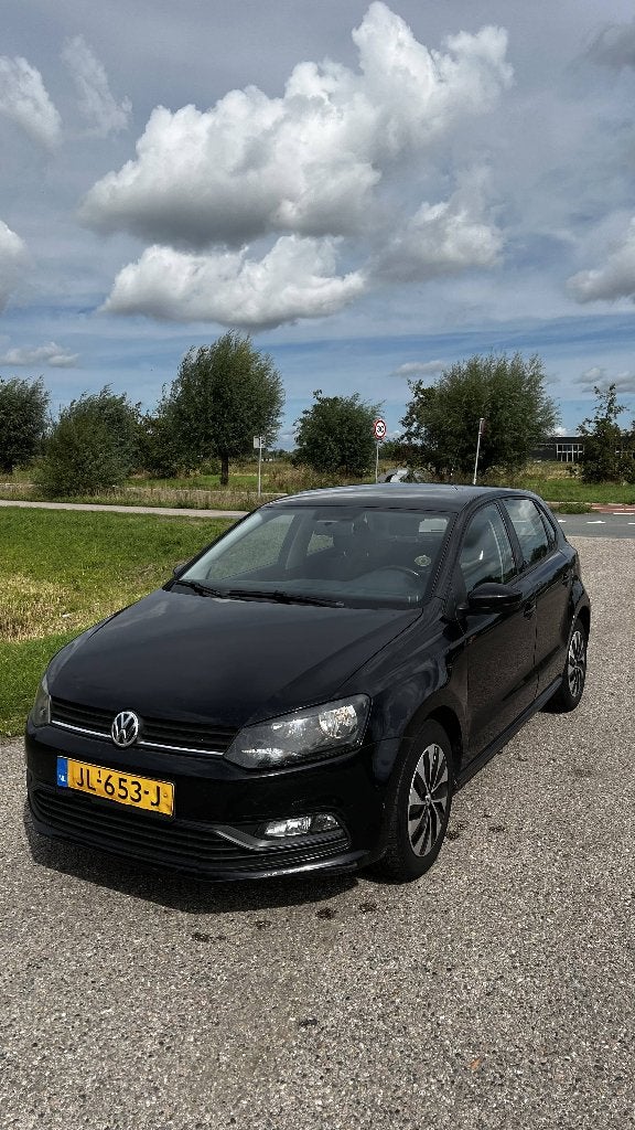 VW Polo 2014 - 1.0 Benzine - Zwart 5-drs - Handgeschakeld, Auto's, Voorwielaandrijving, 40 €/maand, Zwart, Handgeschakeld