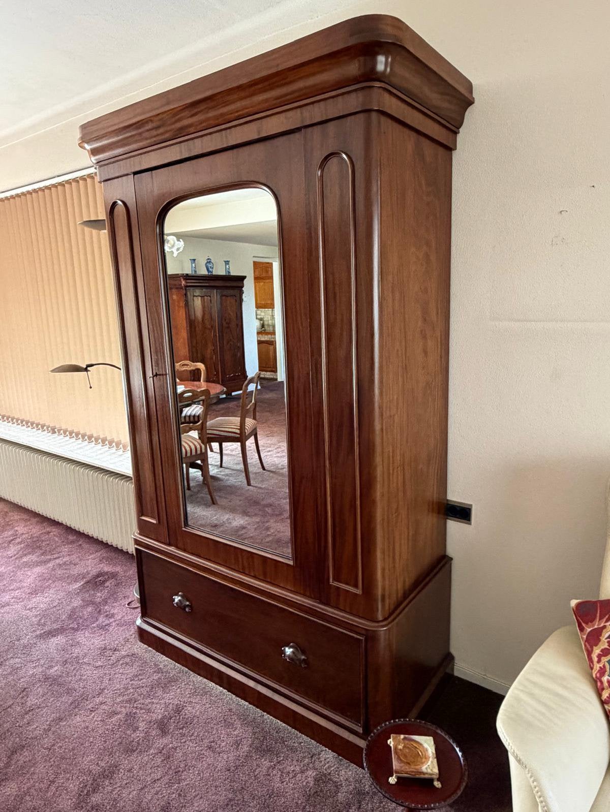 Biedermeier kast met spiegel, Ophalen