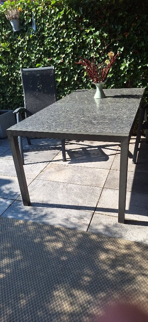 Foto 2 van Tuintafel met twee verstelbare tuinstoelen