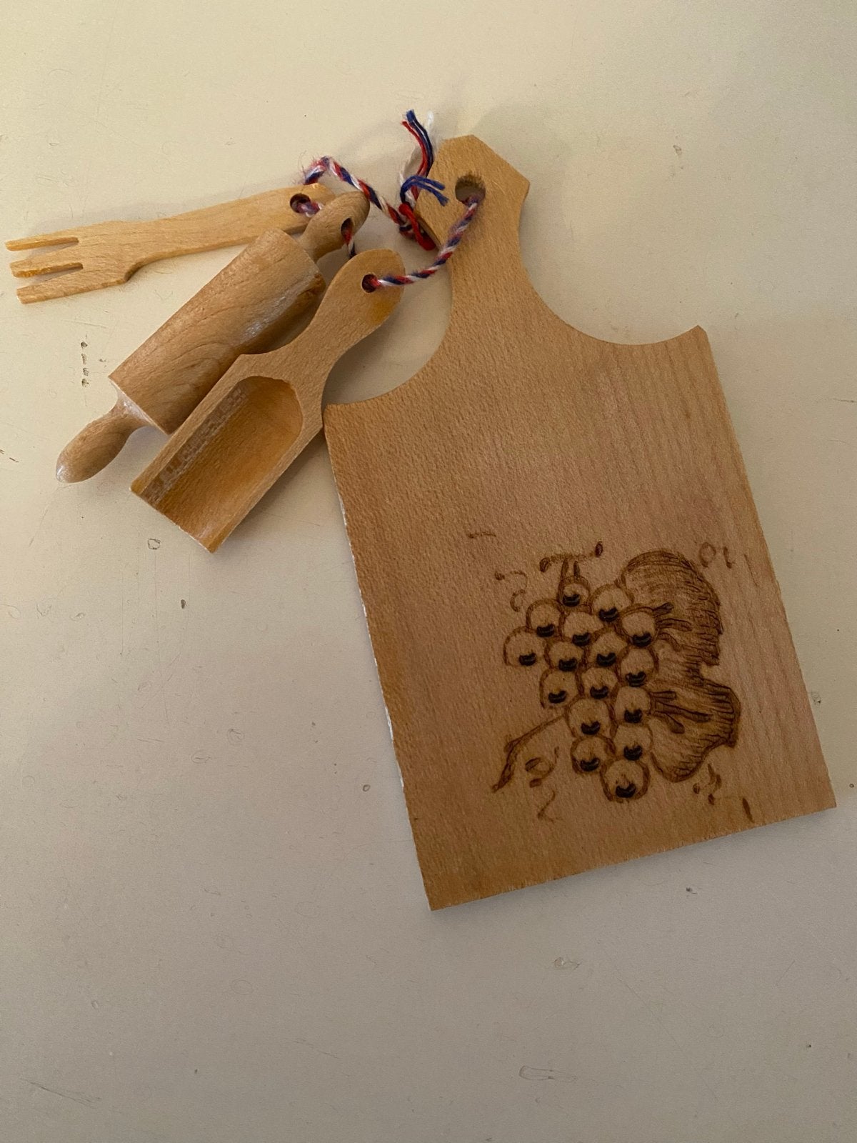 Miniatuur keuken gereedschap op snijplankje, Ophalen of Verzenden