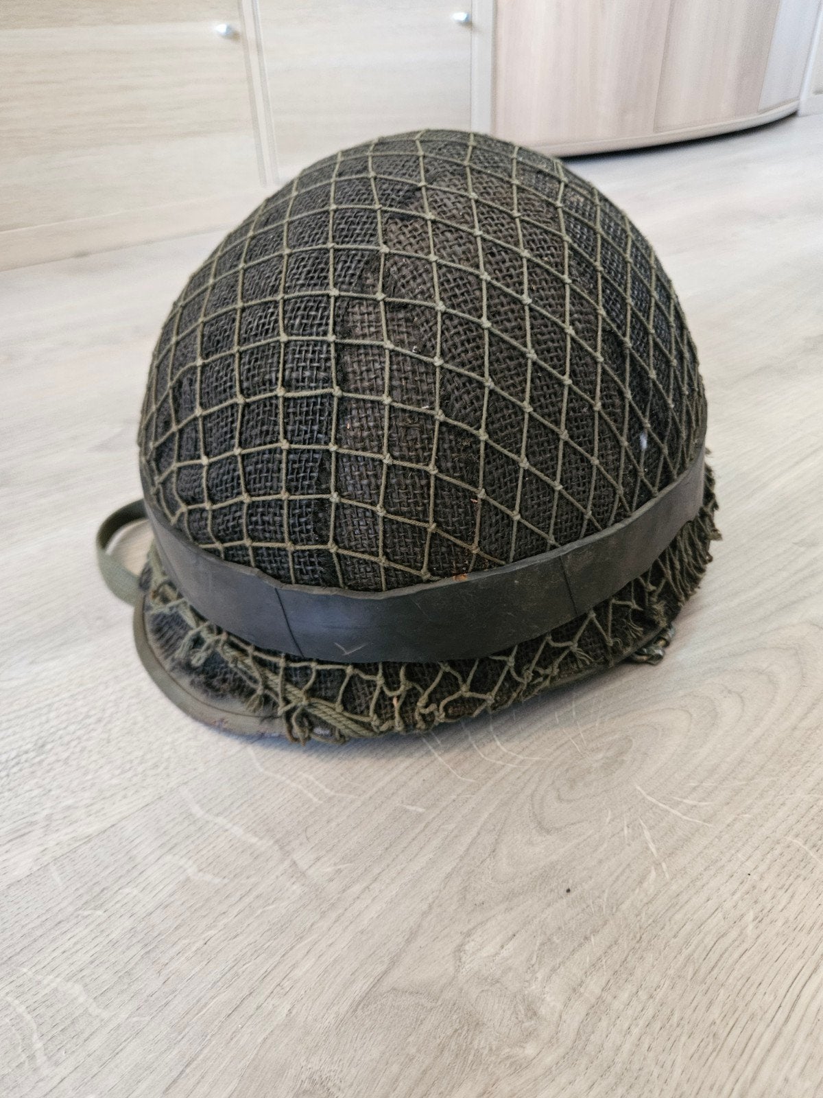 Te ruil: Vintage Militaire Helm met Net - Groen, Ophalen of Verzenden, Landmacht, Nederland, Helm of Baret