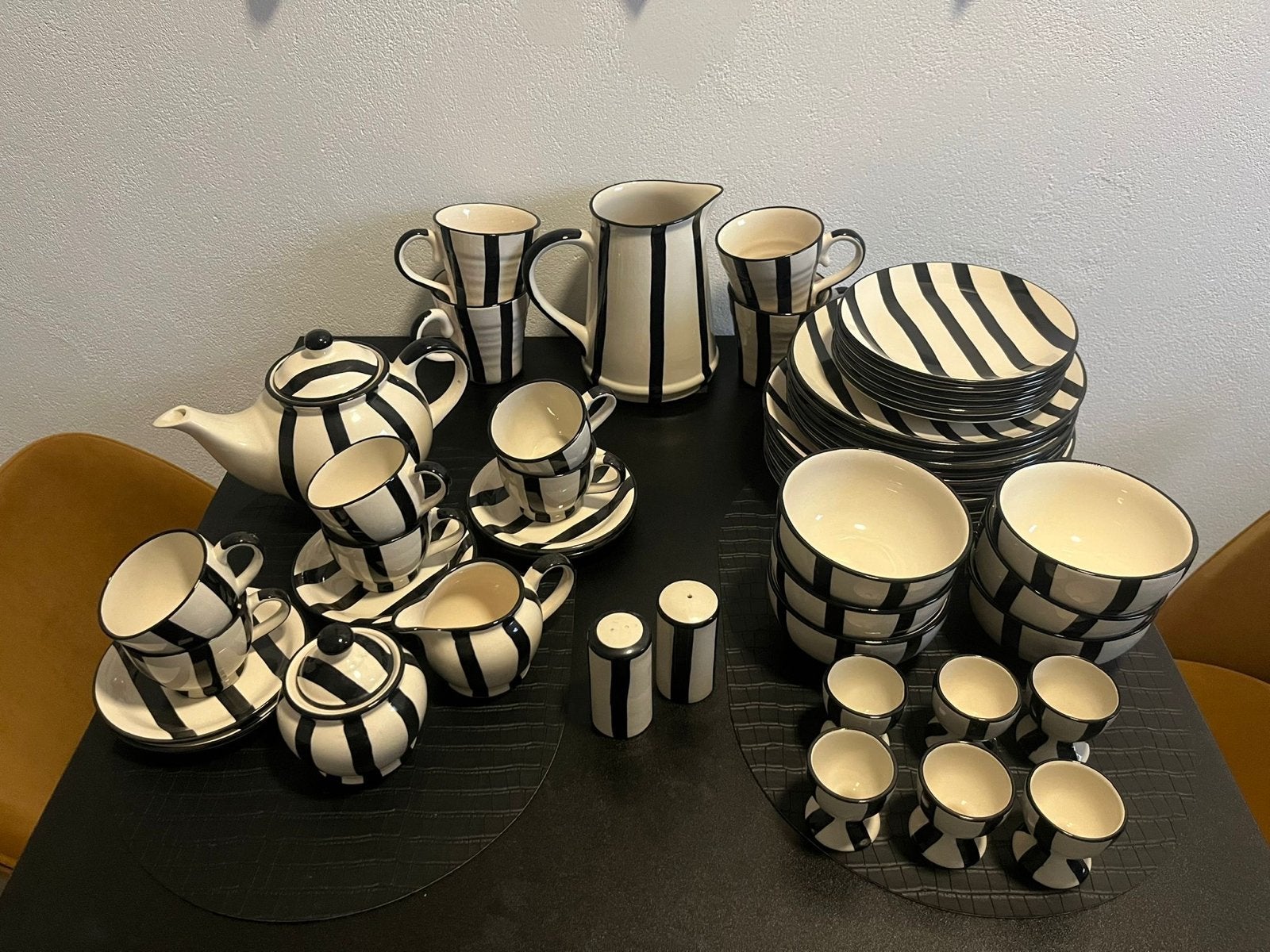 Compleet servies zwart-wit gestreept, Overige merken, Keramiek, Ophalen of Verzenden, Zo goed als nieuw