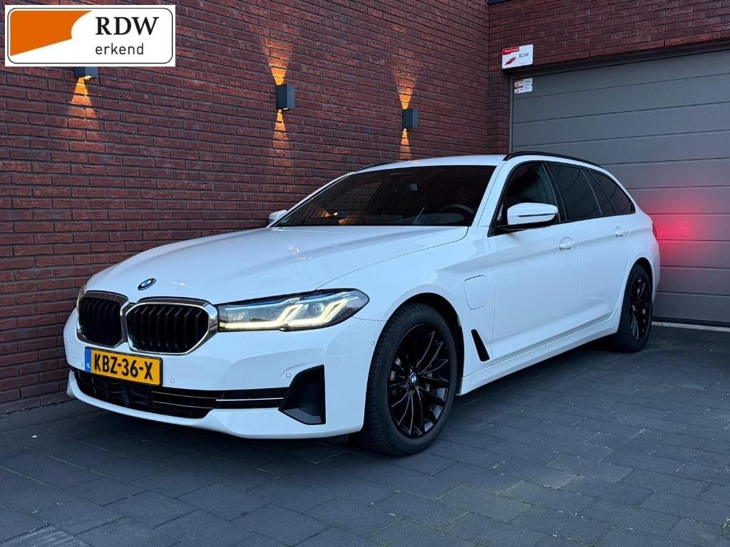 BMW 5-Serie 530e 292pk Aut 2022 Wit M-pakket, Auto's, BMW, 1998 cc, Achterwielaandrijving, 4 cilinders, Parkeerassistent
