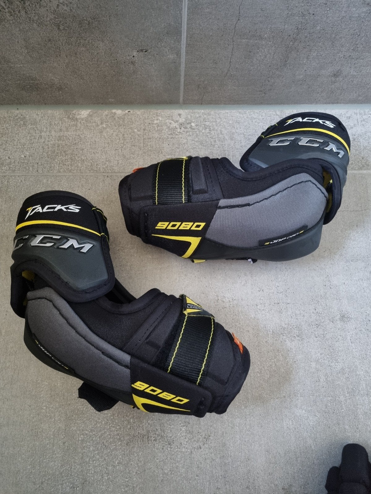 IJshockey elleboogbeschermers CCM Tacks 9080 Senior Medium, Sport en Fitness, Ophalen, Gebruikt, Bescherming