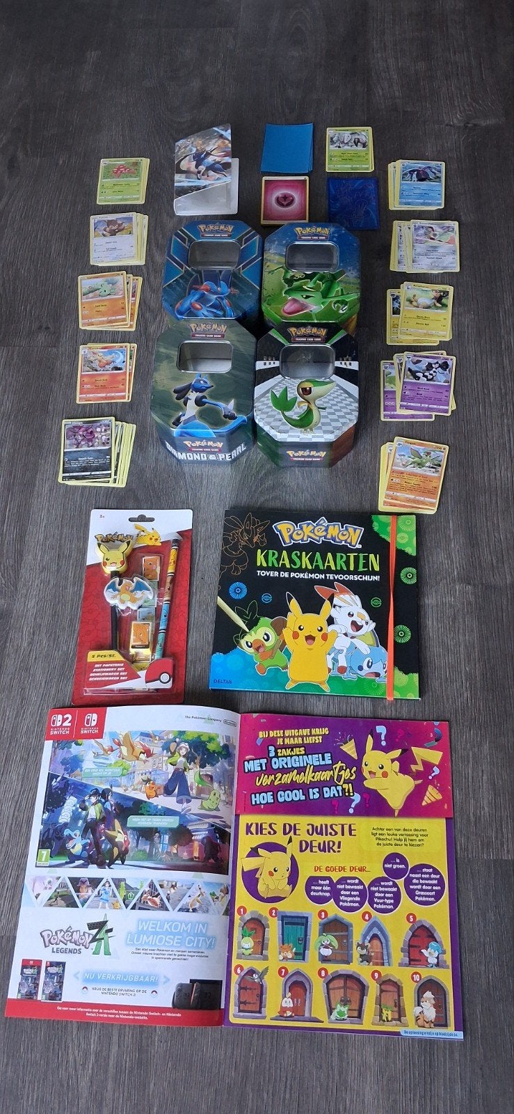Pokémon kaarten, boekje, sleeves en 4 lege blikken, Ophalen of Verzenden, Zo goed als nieuw, Meerdere kaarten