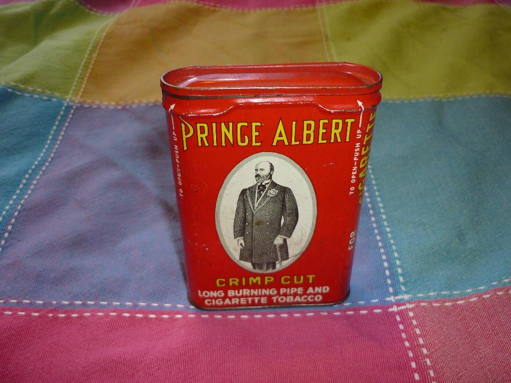 US WW 2 Prince Albert Crimp Cut Tinnen Can Of Tabacco, Verzamelen, Militaria | Tweede Wereldoorlog, Landmacht, Overige typen, Amerika