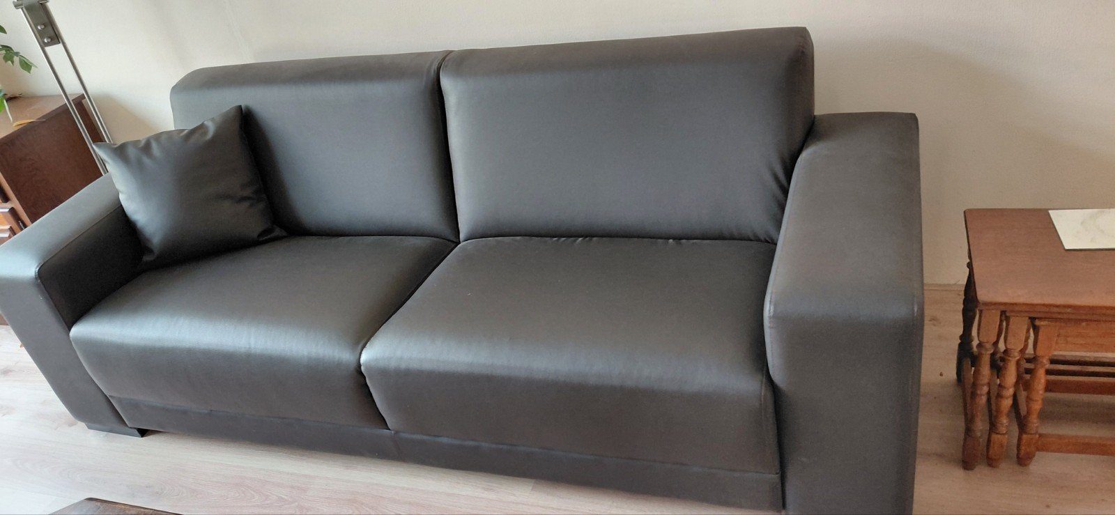 Comfortabele 3-zitsbank in donkergrijs kunstleer, Ophalen, 150 tot 200 cm, Tweepersoons, Zo goed als nieuw