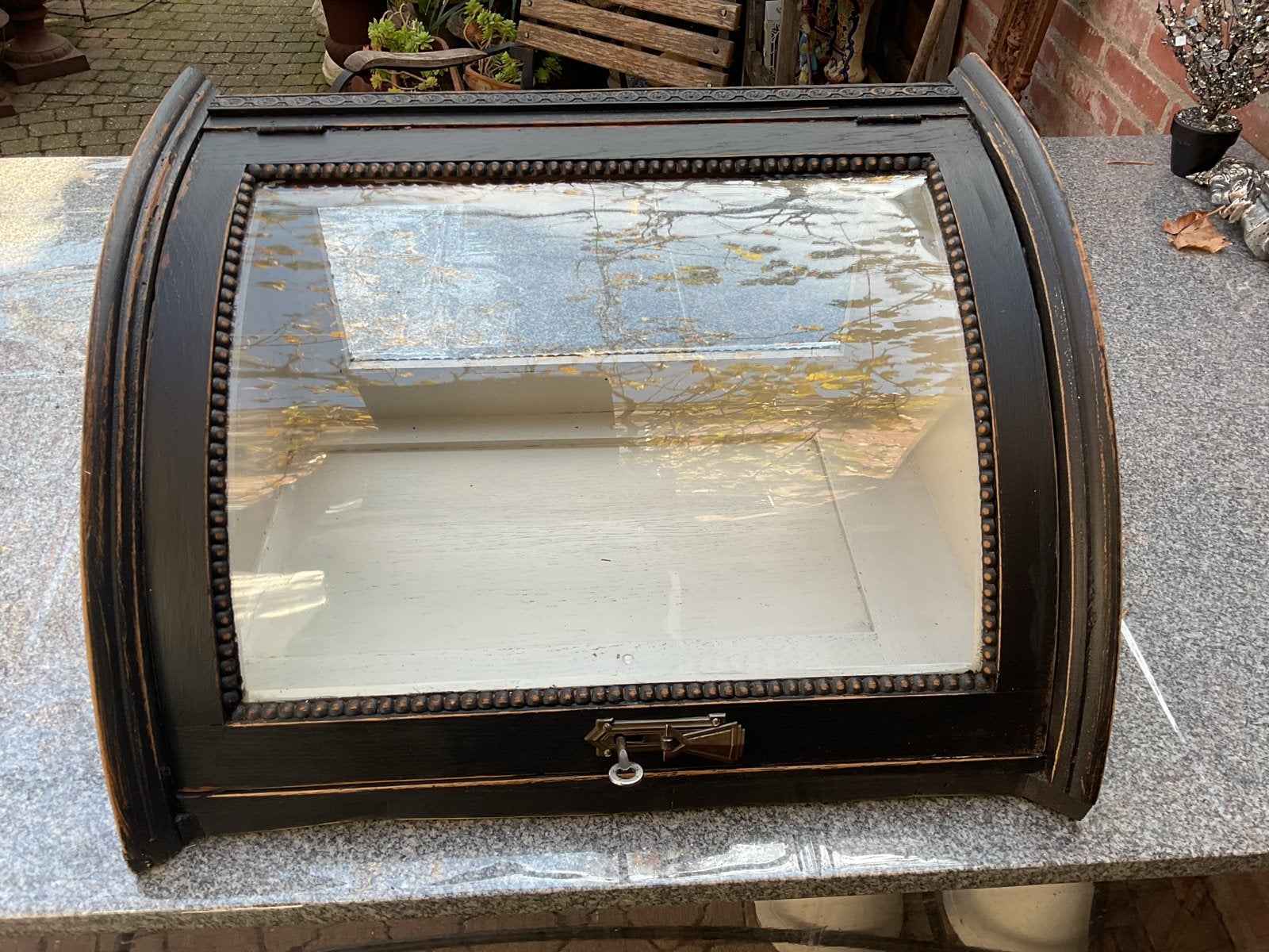 Antieke vitrinekast met gebogen glas en sleutel, Ophalen