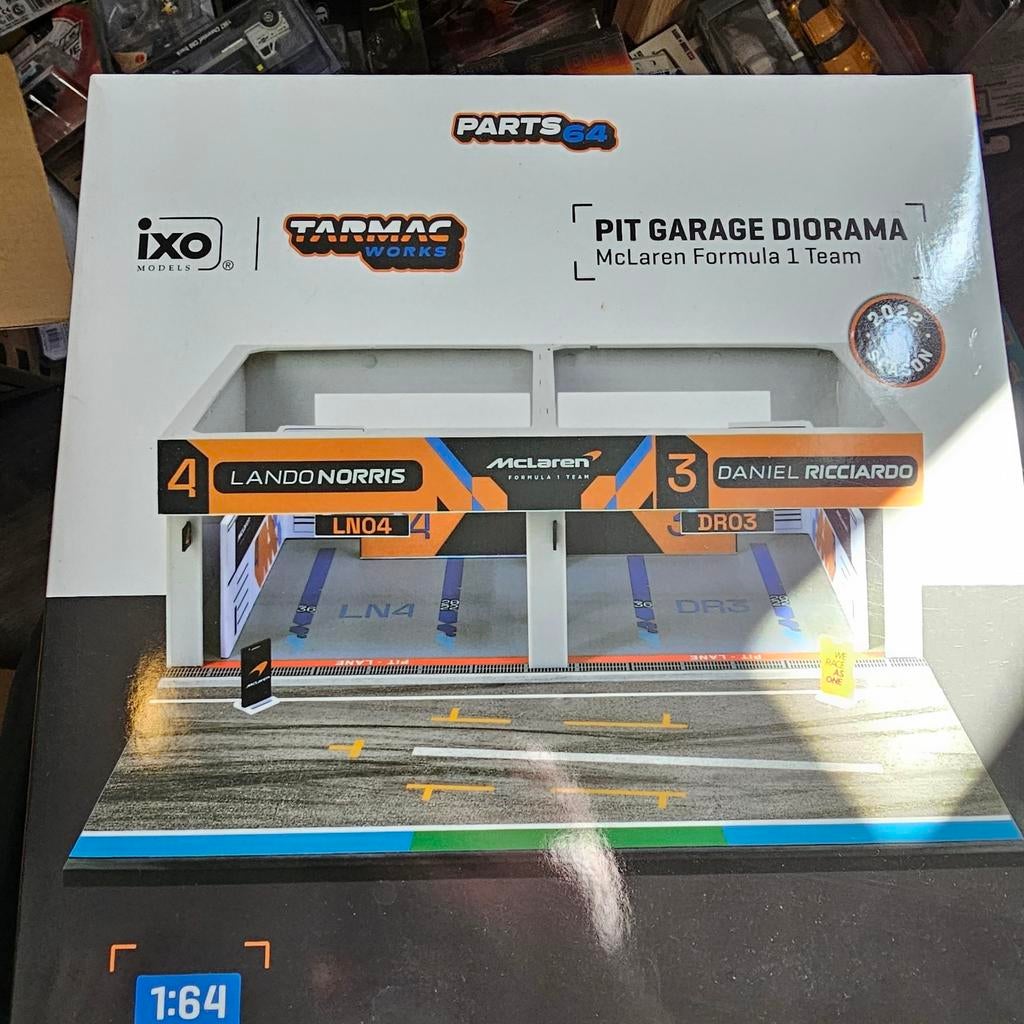 McLaren F1 Team Pit Garage Diorama 2022 - Lando & Daniel, Niet gespecificeerd op de verpakking, algemeen adres van Tarmac Works of Ixo Models.