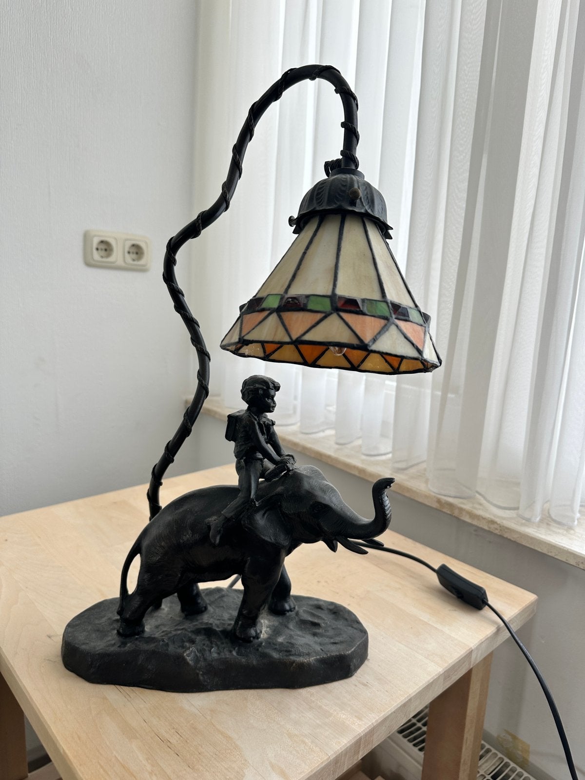 Unieke Tiffany tafellamp met olifant en jongen, Ophalen