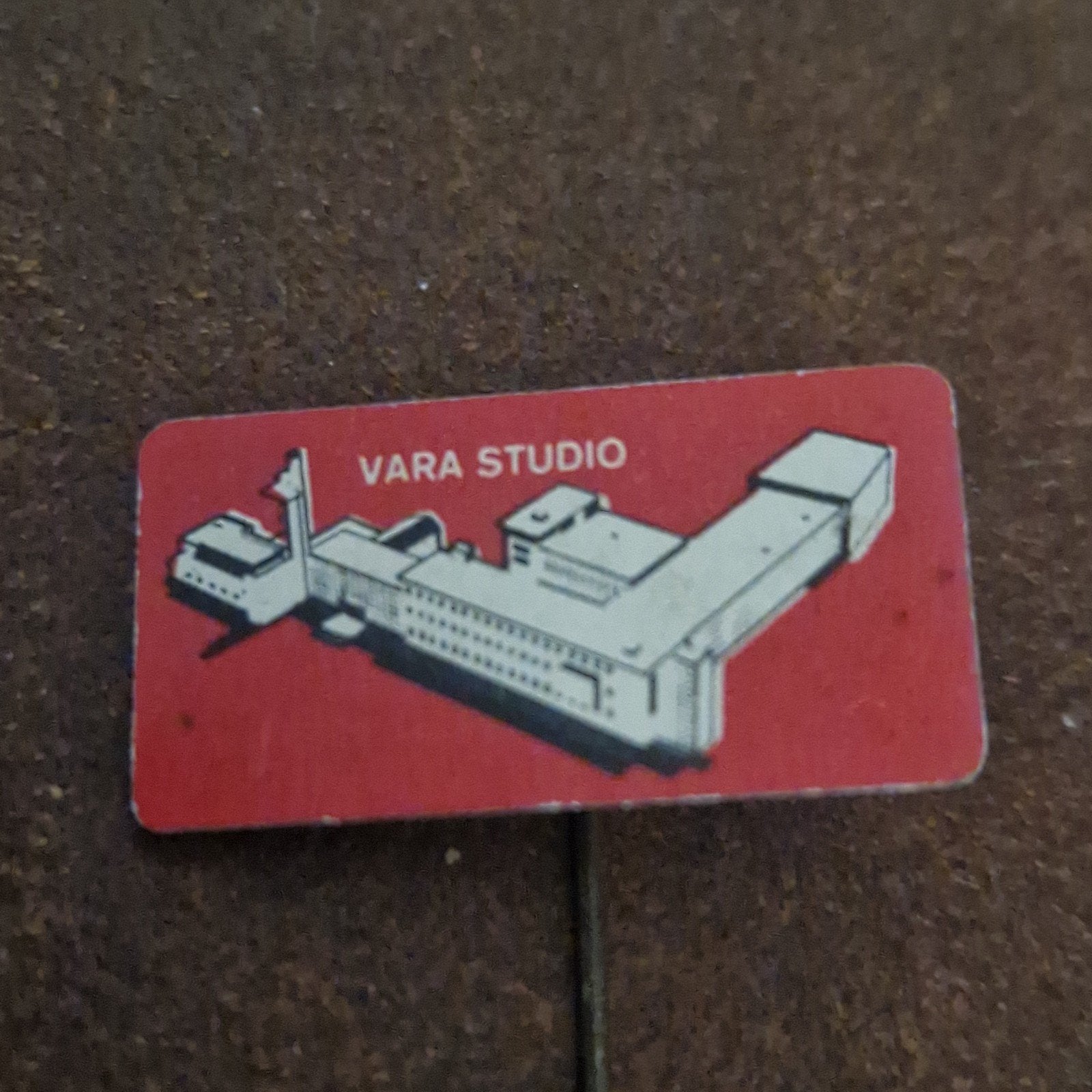 speldje vara studio, Verzamelen, Speldjes, Pins en Buttons, Ophalen of Verzenden, Zo goed als nieuw, Merk