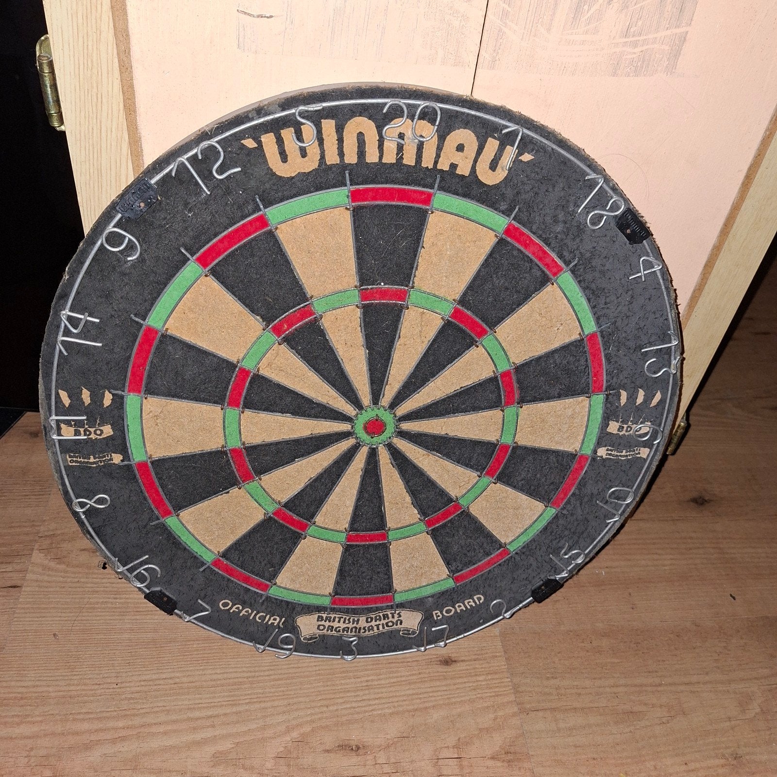 dartbord met kast en pijlen ,complete set, Sport en Fitness, Ophalen, Dartbord