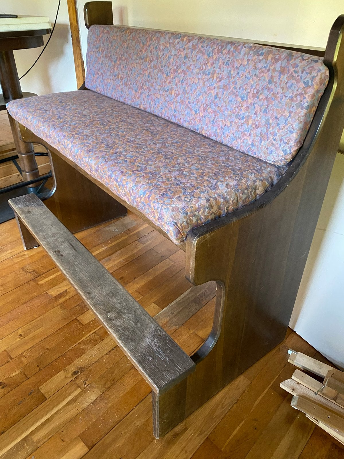 Vintage Café Bankje met Comfortabele Stoffen Bekleding, 1 kruk, Ophalen, Gebruikt, Hout