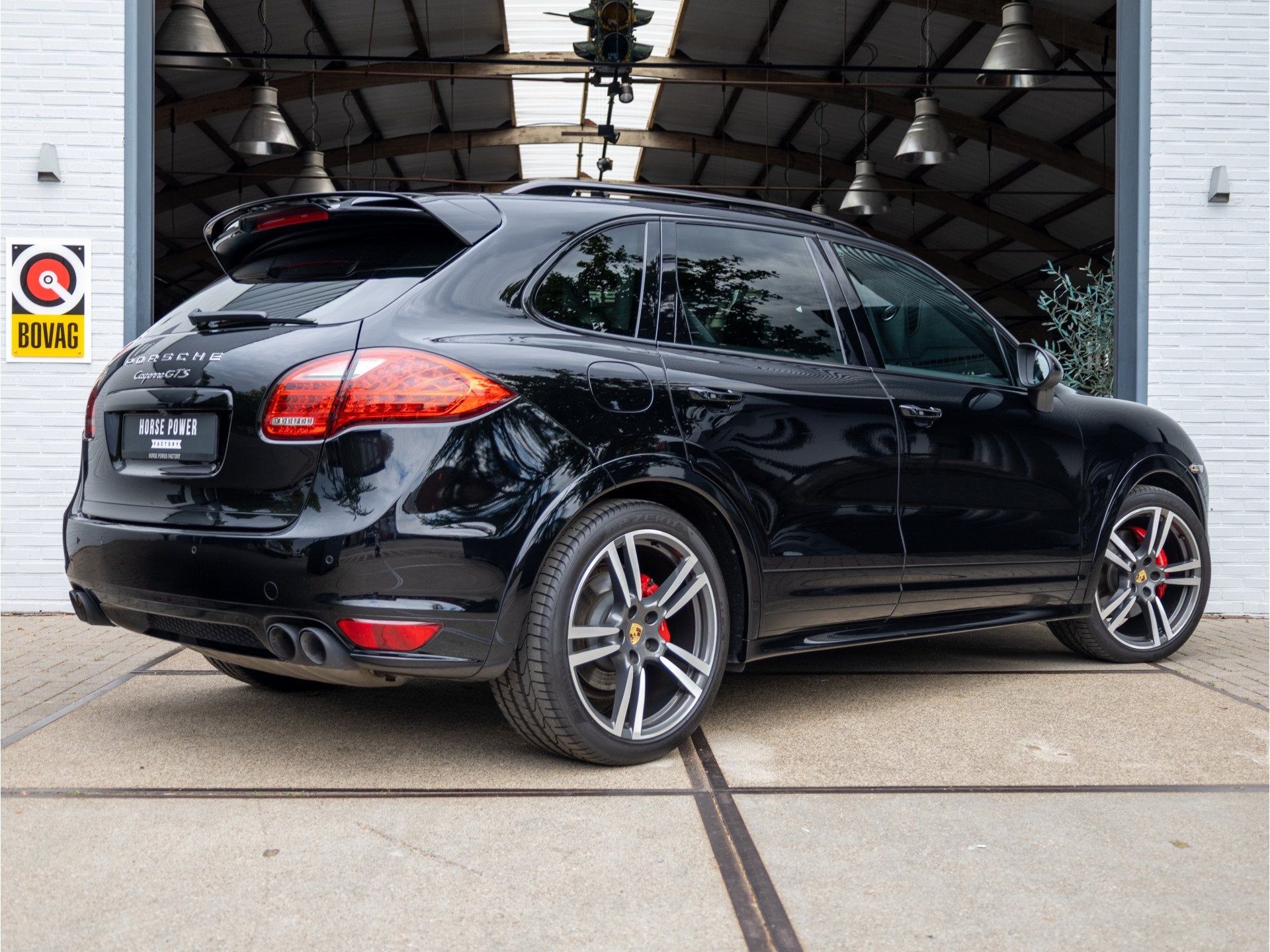 Porsche Cayenne 4.8 GTS *Pano | Luchtvering | Keyless | Navi, Auto's, Porsche, Automaat, Gebruikt, 138 €/maand, Zwart