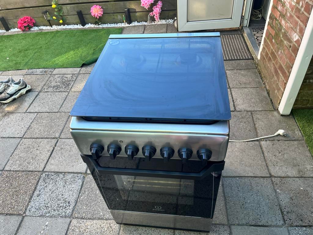 Indesit gasfornuis met oven - Werkt goed, Witgoed en Apparatuur, Fornuizen, Ophalen, Gebruikt, 4 kookzones, Gas