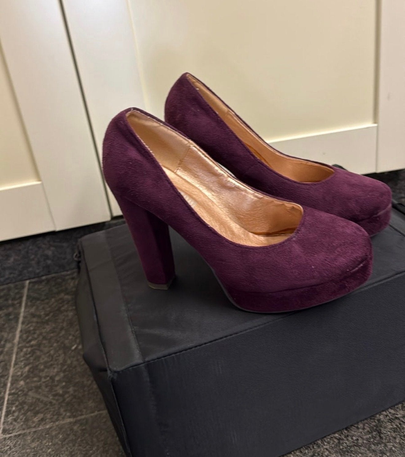 Paarse suède pumps met blokhak maat 38, Kleding | Dames, Pumps, Overige kleuren, Ophalen of Verzenden, Zo goed als nieuw