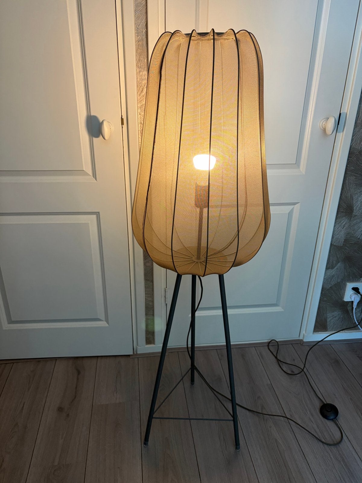 Plumeria vloerlamp Ø42x132 cm stoffen kap driepoot onderstel, Huis en Inrichting, Ophalen, Textiel, E27 (groot), Zo goed als nieuw