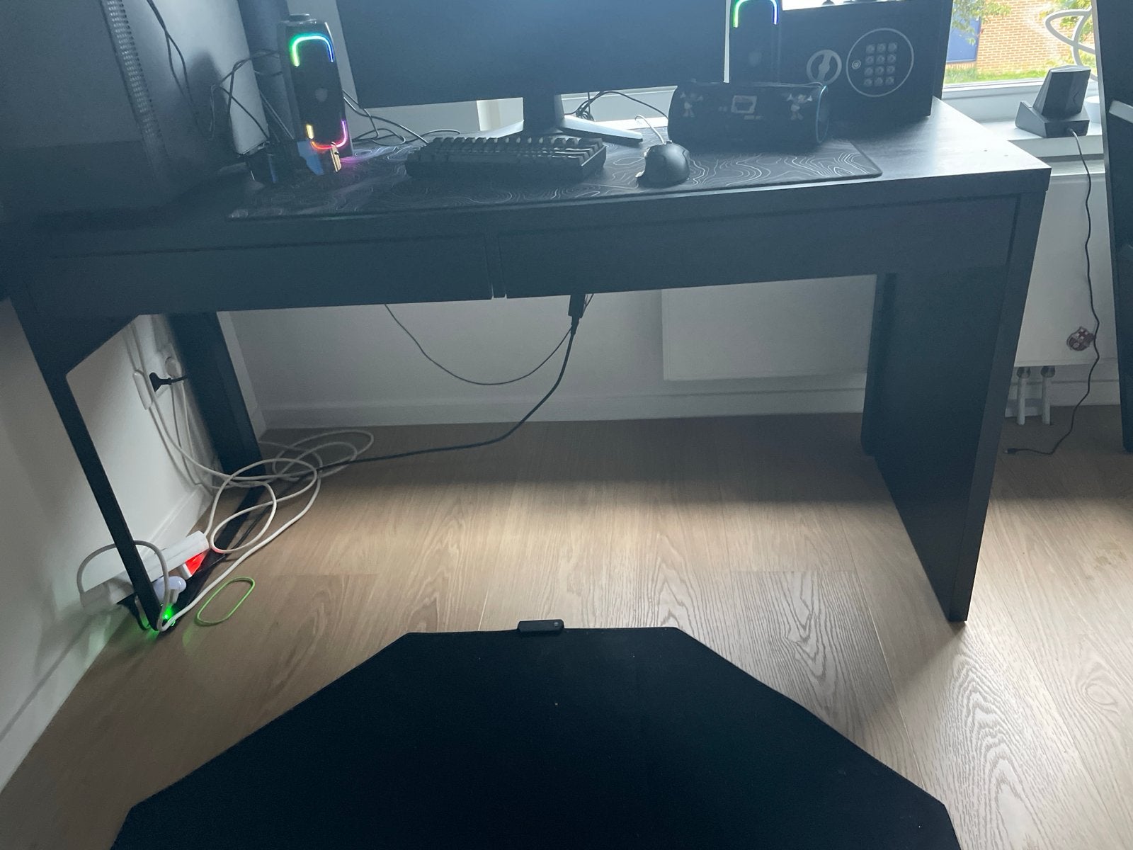 Ikea Zwart bureau met lades - 140x50 cm, Ophalen, Zwart, Gebruikt, Met lades