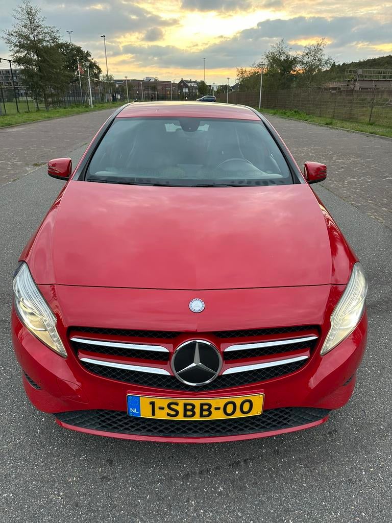 Mercedes-Benz A-Klasse A180 1.6 Blue EFF Aut7 2013 Rood, Auto's, Mercedes-Benz, 4 cilinders, Leder en Stof, 122 pk, 1200 kg
