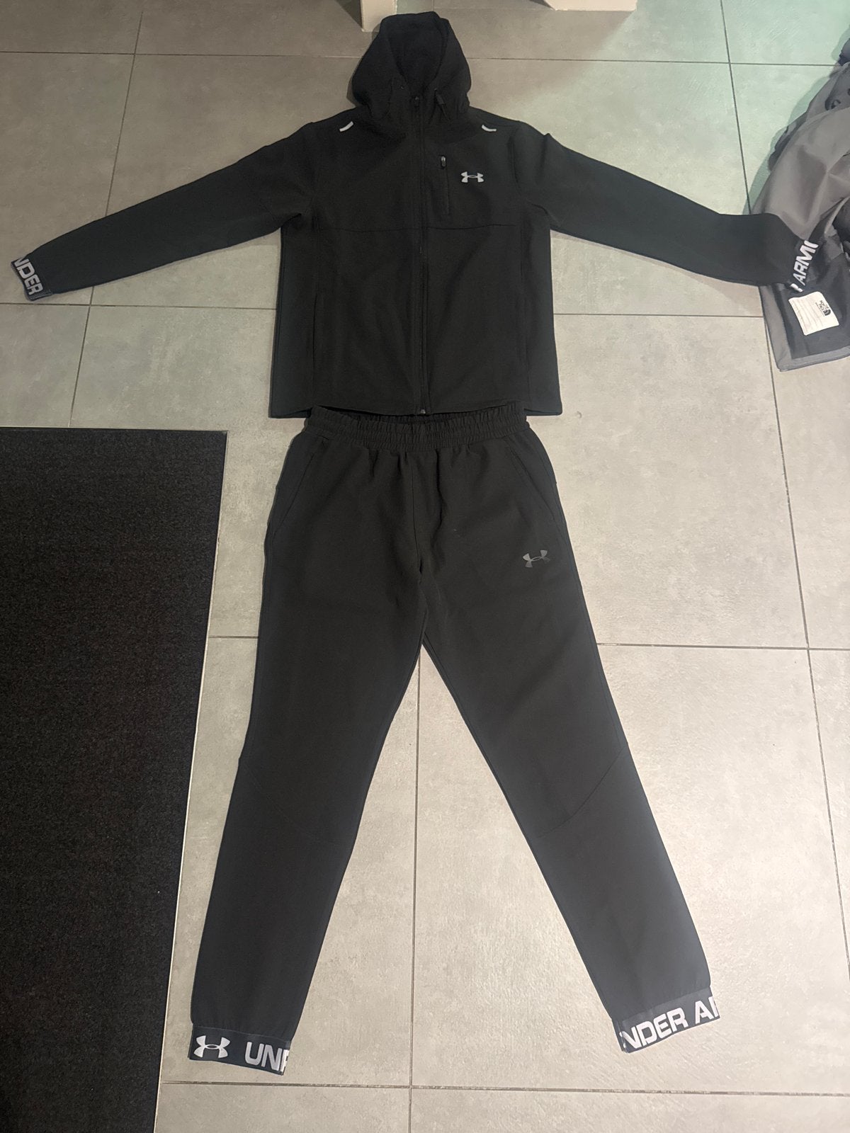 Under Armour trainingspak - Zwart - Maat M, Fitness, Maat 48/50 (M), Zwart, Ophalen of Verzenden
