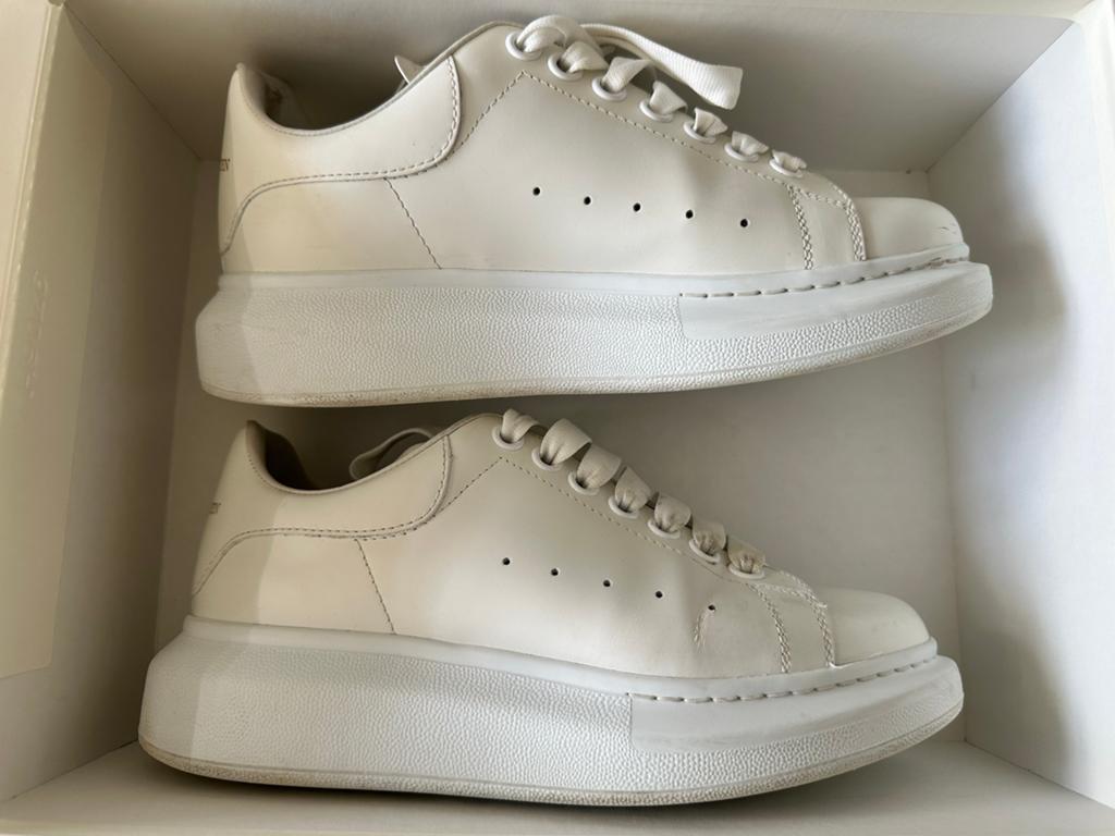 Alexander McQueen Sneakers. Maat 37 - Gebruikt, Kleding | Dames, Schoenen, Verzenden, Zo goed als nieuw, Wit, Sneakers of Gympen