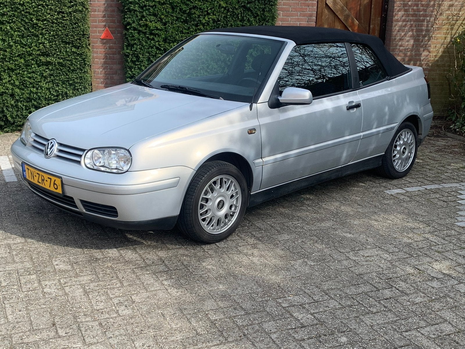 Unieke VW Golf Cabriolet Highline Auto 1e eigenr 93.228 km !, 1160 kg, Stof, 4 cilinders, Cabriolet