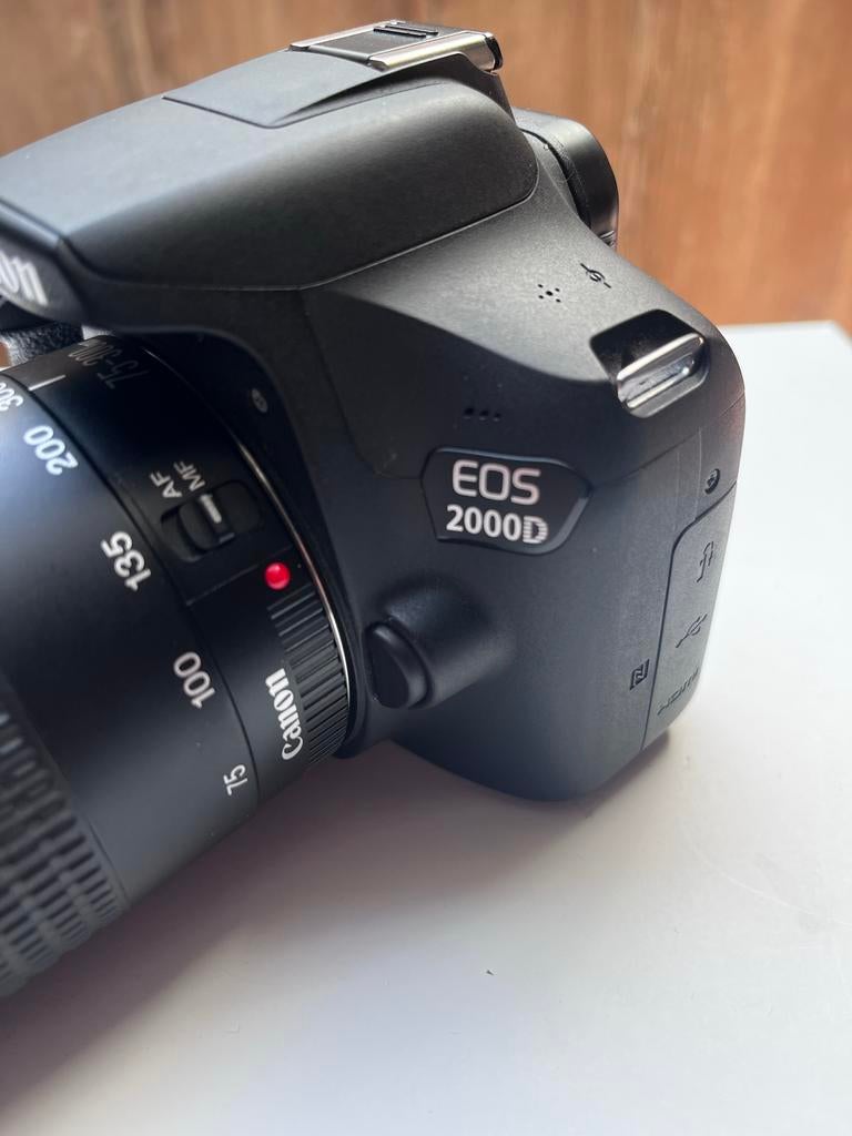 Canon EOS 2000D met Canon Zoom Lens EF 75-300mm, Gebruikt, Spiegelreflex, Canon, Ophalen of Verzenden