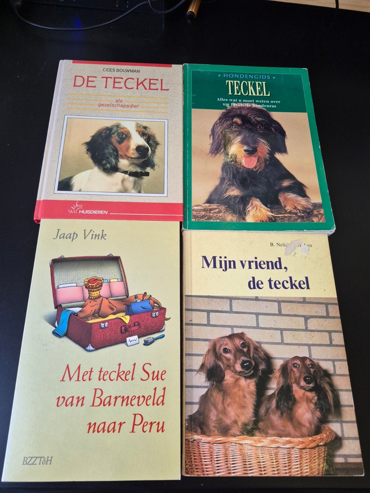4 boekjes over de teckel, Ophalen of Verzenden, Gelezen