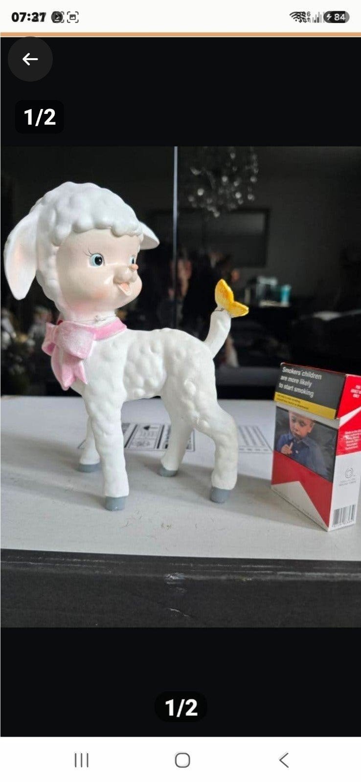 Een lieflijk keramisch beeldje van een lammetje met een roze, Ophalen of Verzenden