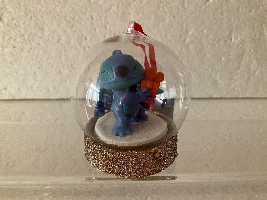 Disney Lilo en Stitch - globe - kerstbal - Stitch 2, Ophalen of Verzenden, Overige figuren, Zo goed als nieuw, Beeldje of Figuurtje