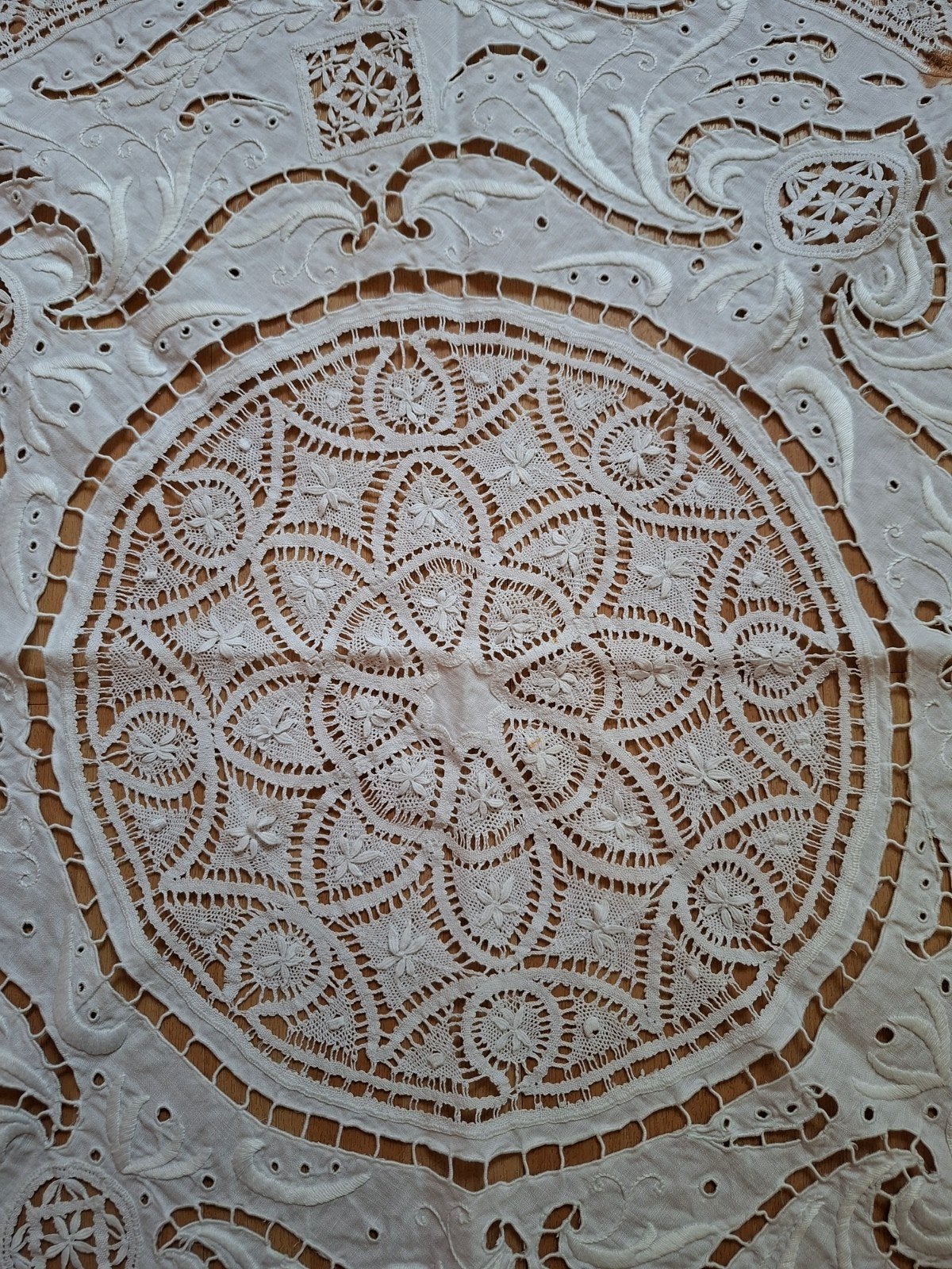Antiek Kleedje Met Veel Handgekloste Kant kantklossen., Ophalen of Verzenden