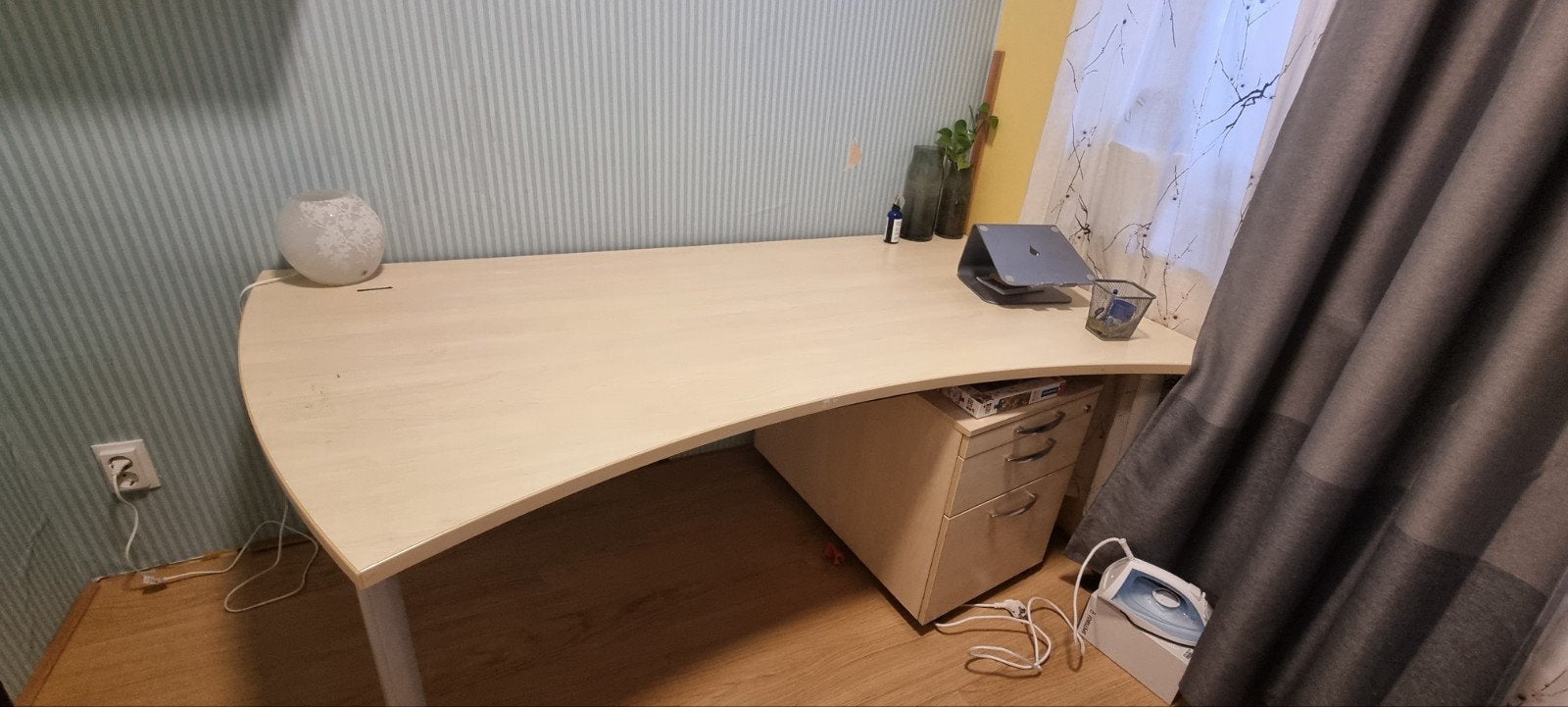 Ruim gebogen bureau - ideaal voor thuiskantoor, Huis en Inrichting, Ophalen, Opbergruimte, Gebruikt, Hout