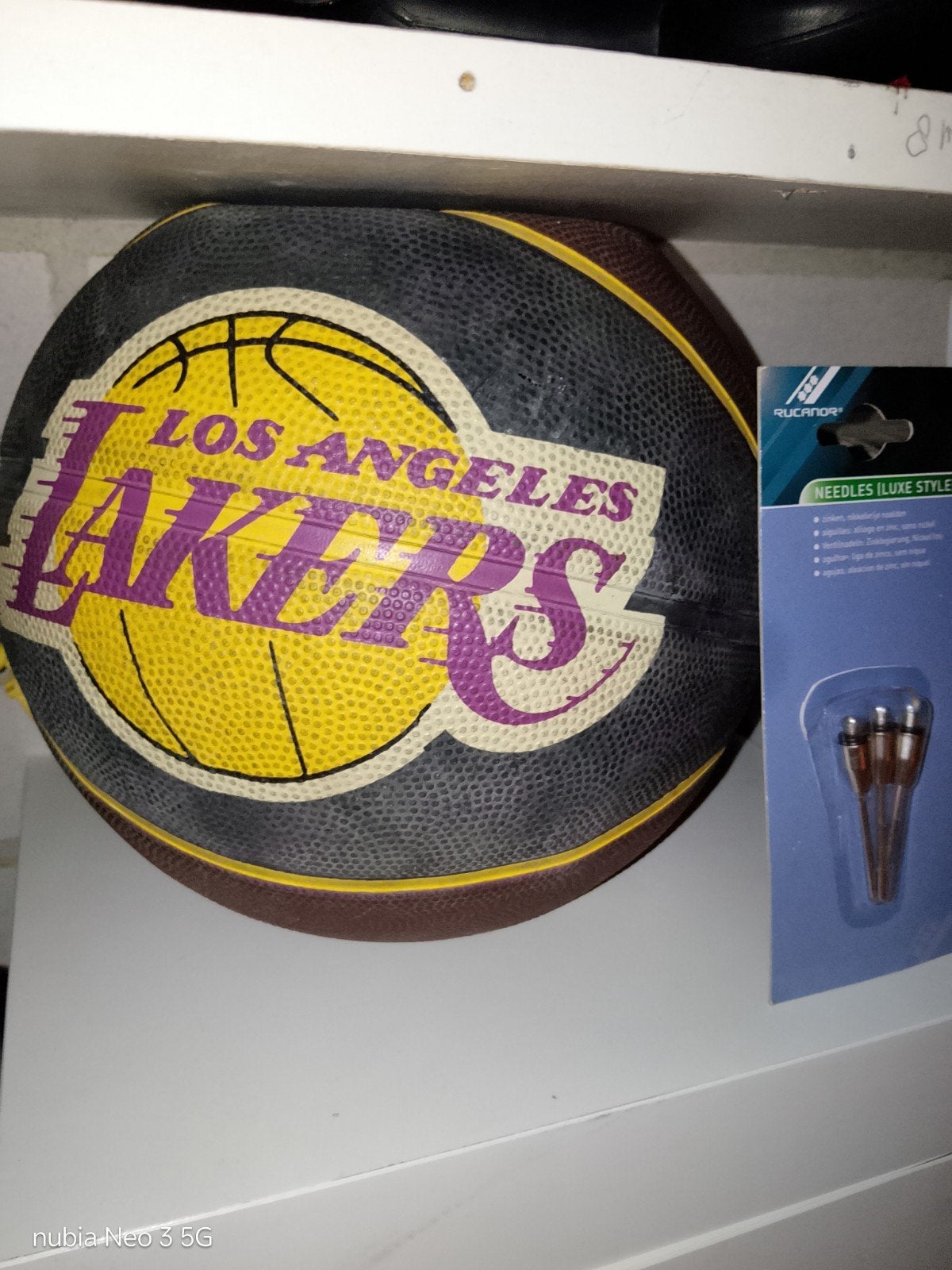 Los Angeles Lakers basketbal met pompnaalden, Sport en Fitness, Ophalen of Verzenden, Gebruikt, Bal