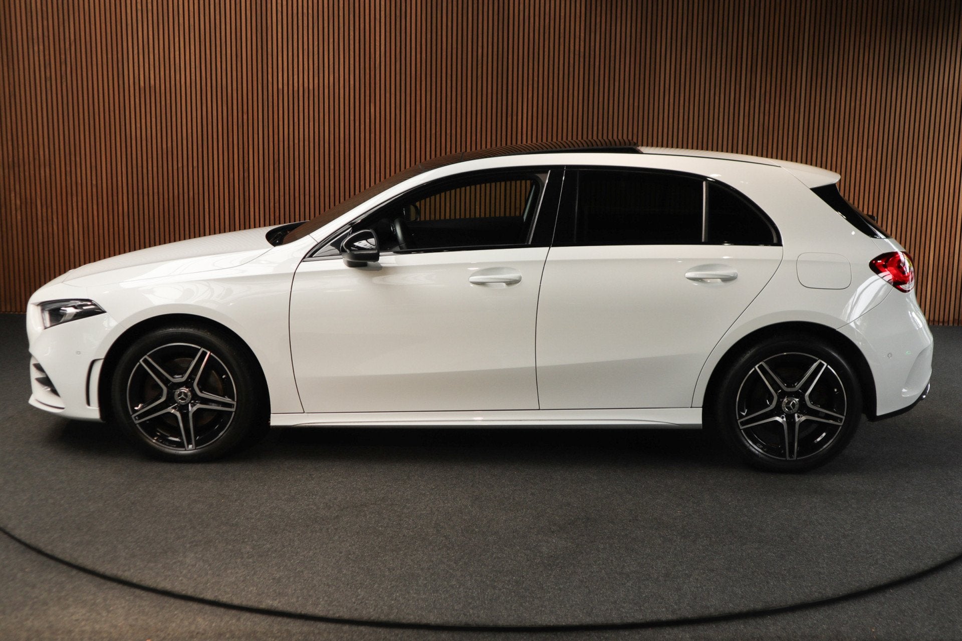 Mercedes-Benz A-Klasse 250e AMG Pano Leder Navi PTS Ambient, Auto's, Dealer onderhouden, Gebruikt, Zwart, 4 cilinders