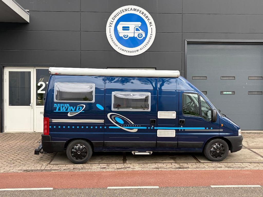 Unieke uitvoering Adria Twin D met 6 zitplaatsen*2005*127pK, Airbags, Buscamper of Camperbus, Ringverwarming, Fiat