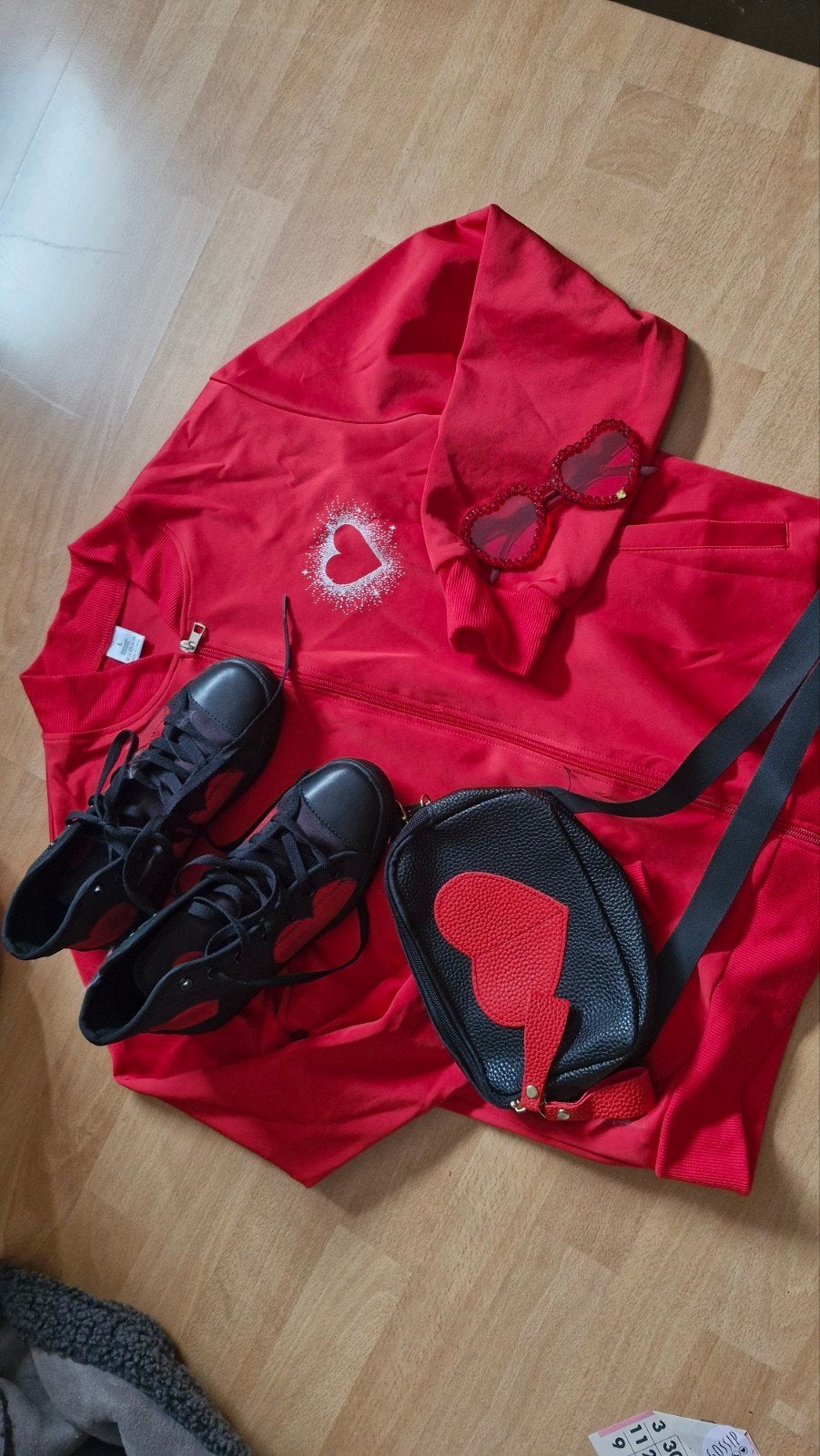 Rode set met hartjes: jasje, schoenen, tas en bril, Onbekend, Ophalen of Verzenden, Zo goed als nieuw, Carnaval
