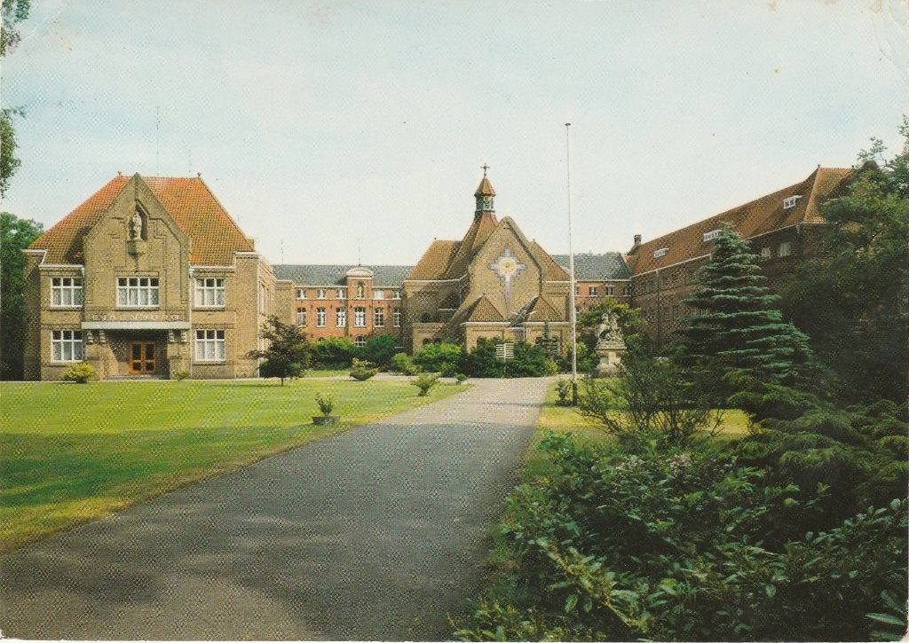 EINDHOVEN Pensionaat Eikenburg Hoofdgebouw en Kapel, Verzenden, 1980 tot heden, Gelopen, Noord-Brabant