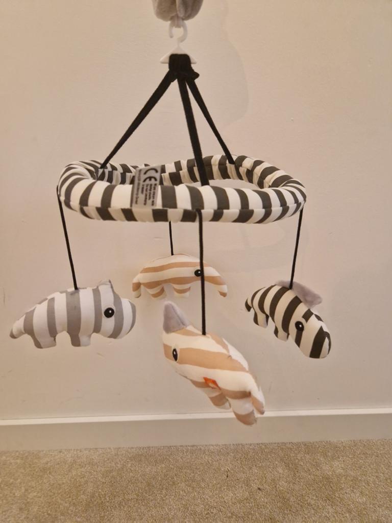 Done by Deer muziekmobiel met zebra en olifantjes, Kinderen en Baby's, Ophalen of Verzenden, Zo goed als nieuw, Mobiel, Met geluid