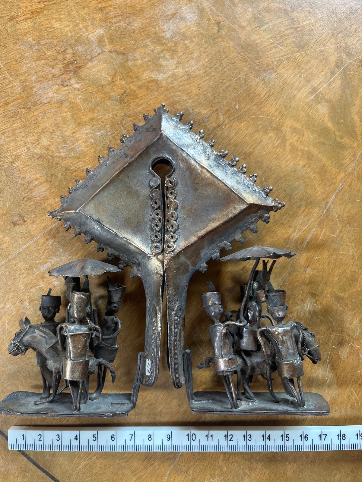 oud bronzen of zilveren? zilverkleurig beeldje uit Indonesië, Bruin, Handgemaakt, Ophalen of Verzenden, Indonesië