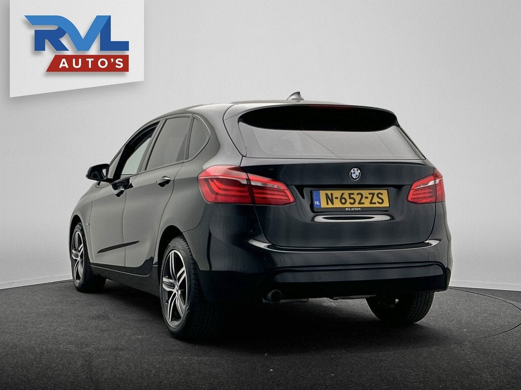 BMW 2-serie Active Tourer 218i Centennial High Executive | N, Auto's, BMW, 1345 kg, Gebruikt, Lichtsensor, Zwart