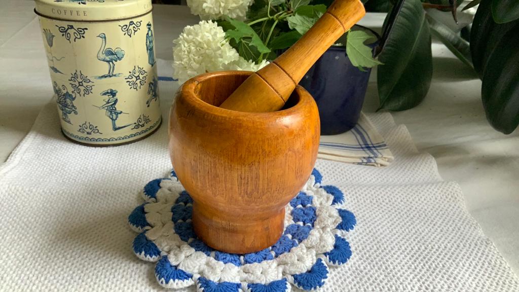 Vintage houten vijzel met stamper, Ophalen of Verzenden, Gebruikt, Hout, Bruin