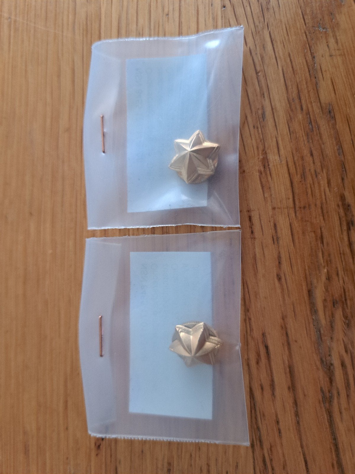 twee DT sterren nog in verpakking, emblemen, Ophalen of Verzenden, Landmacht, Nederland, Embleem of Badge