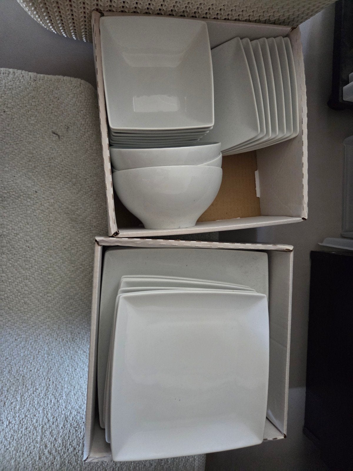 Wit servies: borden, gebaksbordjes en schaaltjes, Ophalen