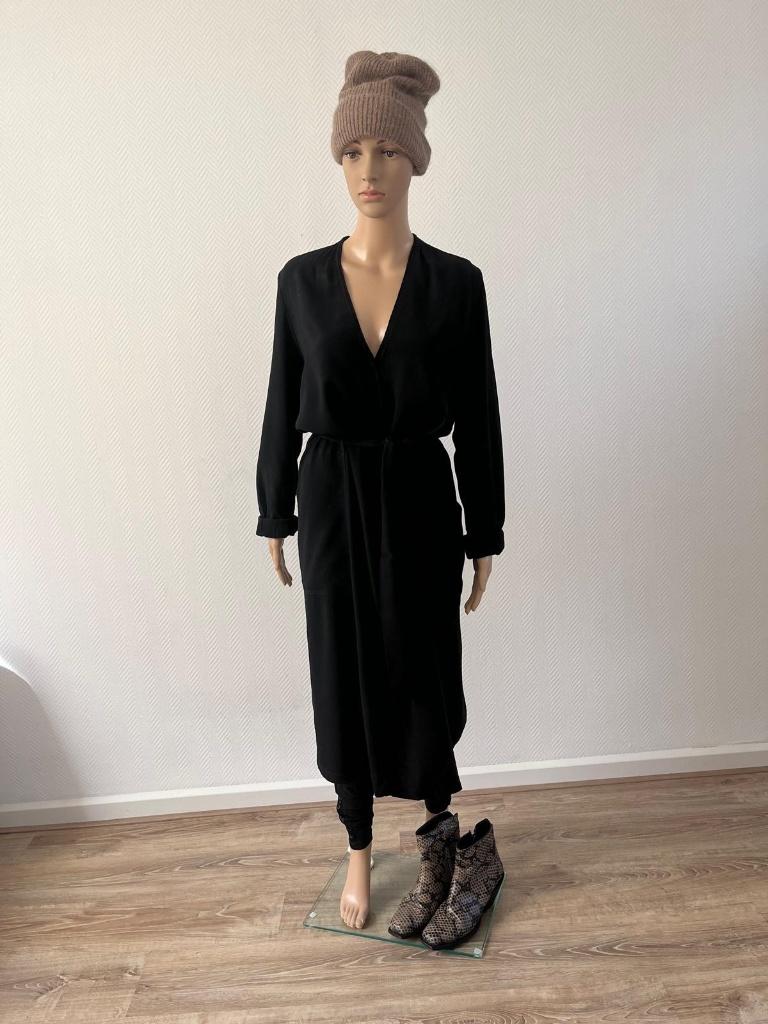 Zwarte jurk Humanoid, Kleding | Dames, Jurken, Zo goed als nieuw, Maat 38/40 (M), Zwart, Onder de knie, Ophalen of Verzenden