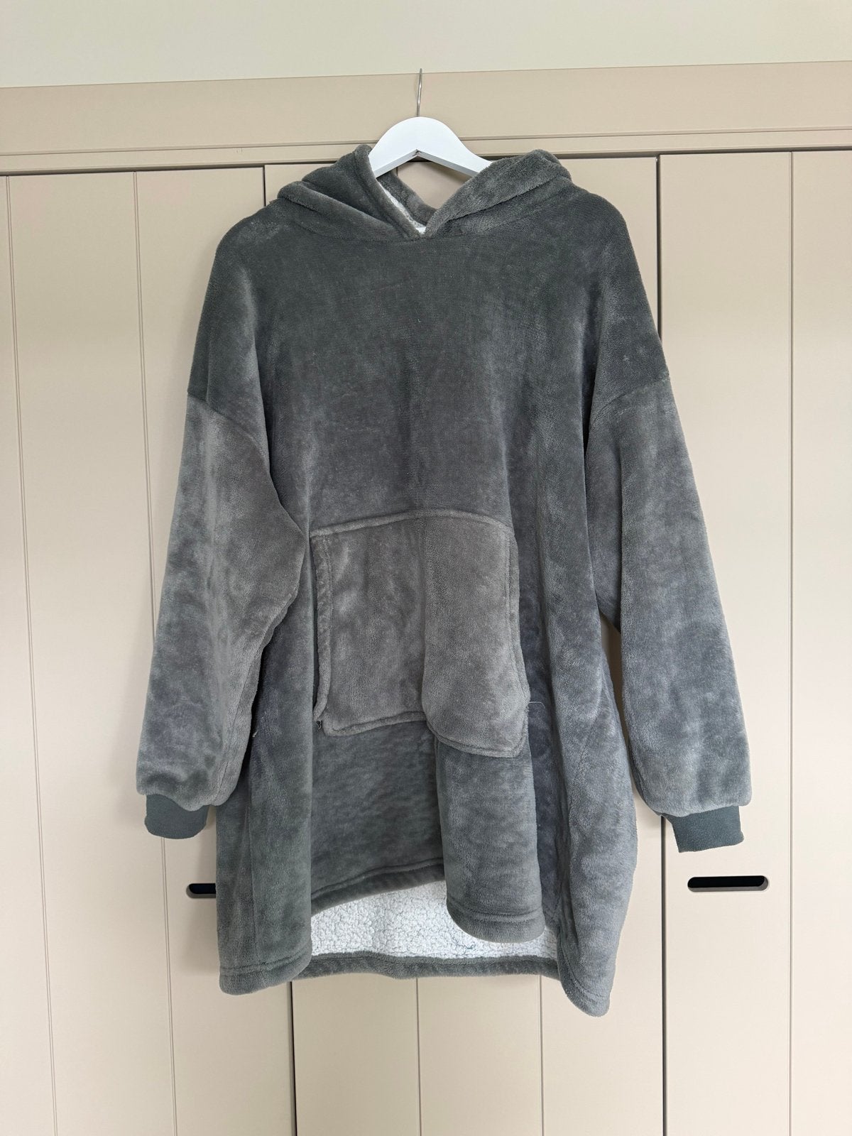 Grijze oversized hoodie deken - One size, Ophalen, Zo goed als nieuw, Maat 46/48 (XL) of groter, Grijs