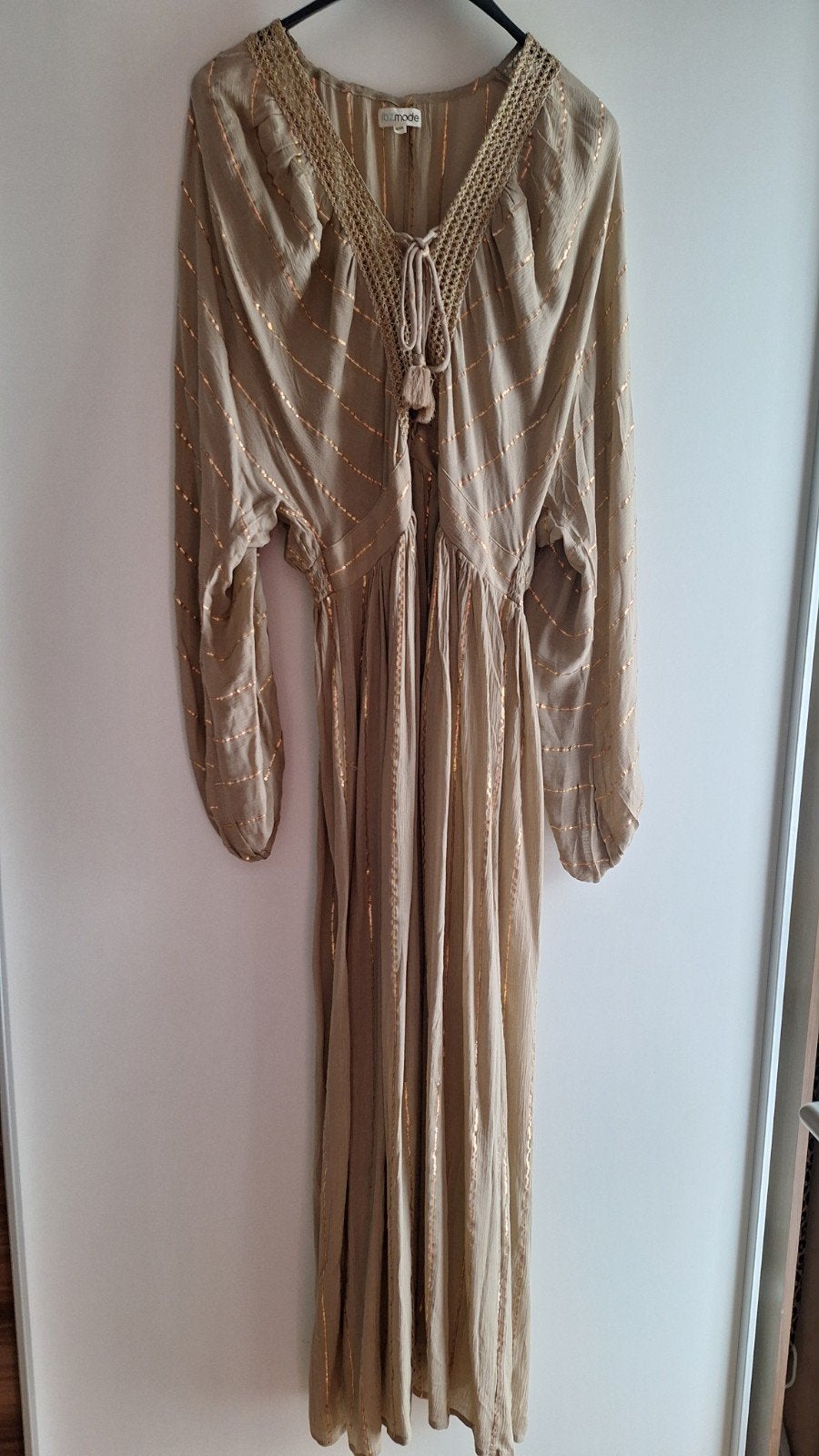 Ibzmode Maxi Jurk met Goudkleurige Strepen - XL/XXL, Kleding | Dames, Jurken, Ophalen, Ibzmode, Beige, Maat 46/48 (XL) of groter