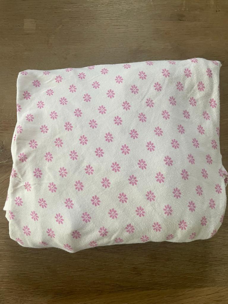 Tricot hoeslaken peuterbedje 150x70 met bloemetjes, Gebruikt, Meisje, Ophalen of Verzenden, Wit